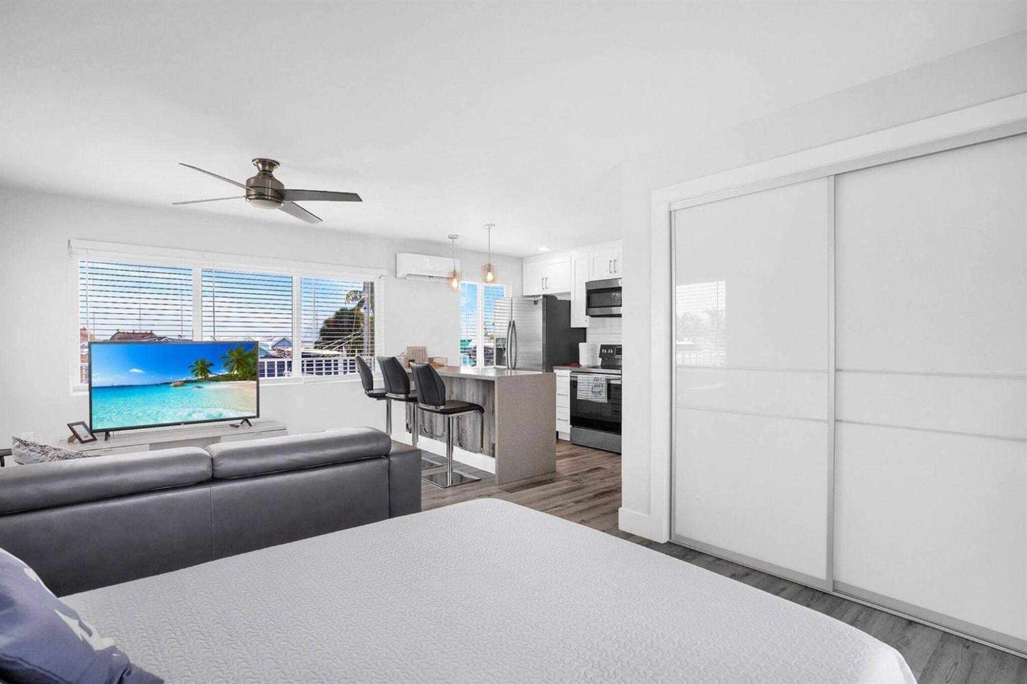 Waterfront 2, Couples Oasis, Kayaks, Pool Apartment