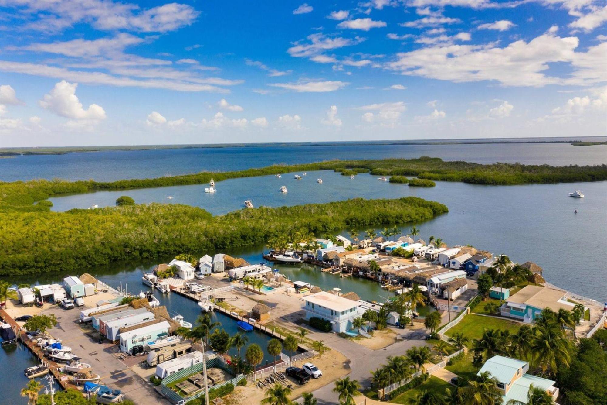 Apartment Waterfront 2, Couples Oasis, Kayaks, Pool *
